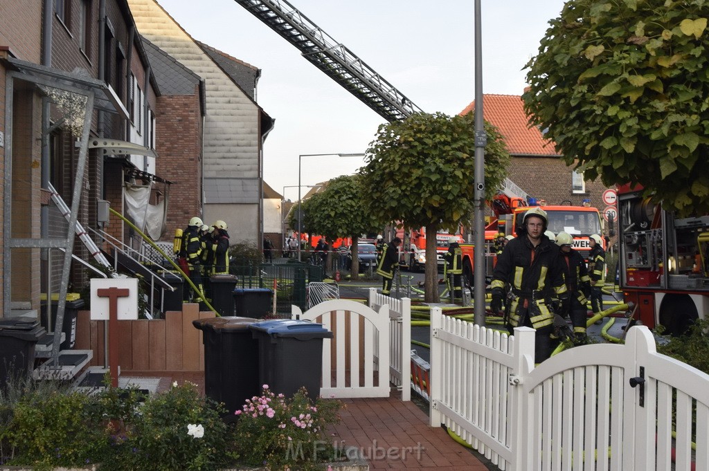 Feuer 2 Vollbrand Reihenhaus Roggendorf Berrischstr P030.JPG - Miklos Laubert